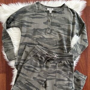 SET - Two Pieces- Camouflage Print Sweatshirt and Joggers Set